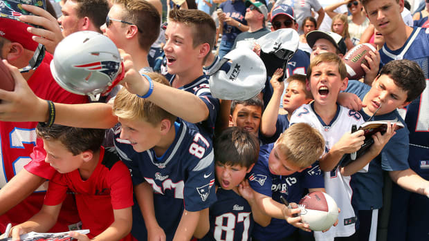 mmqb-patriots-fans-training-camp-2016.jpg